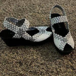 Steven by Steve Madden BOUNNCE wedge black and white sandal heels 6.5 Brand new!